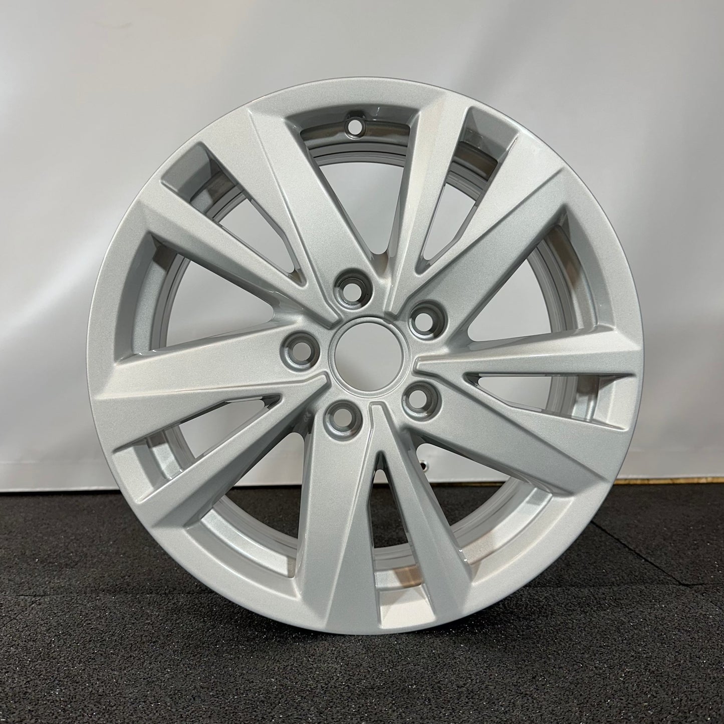 VOLKSWAGEN JANTE ALLIAGE (OEM) 5TA601025Q.