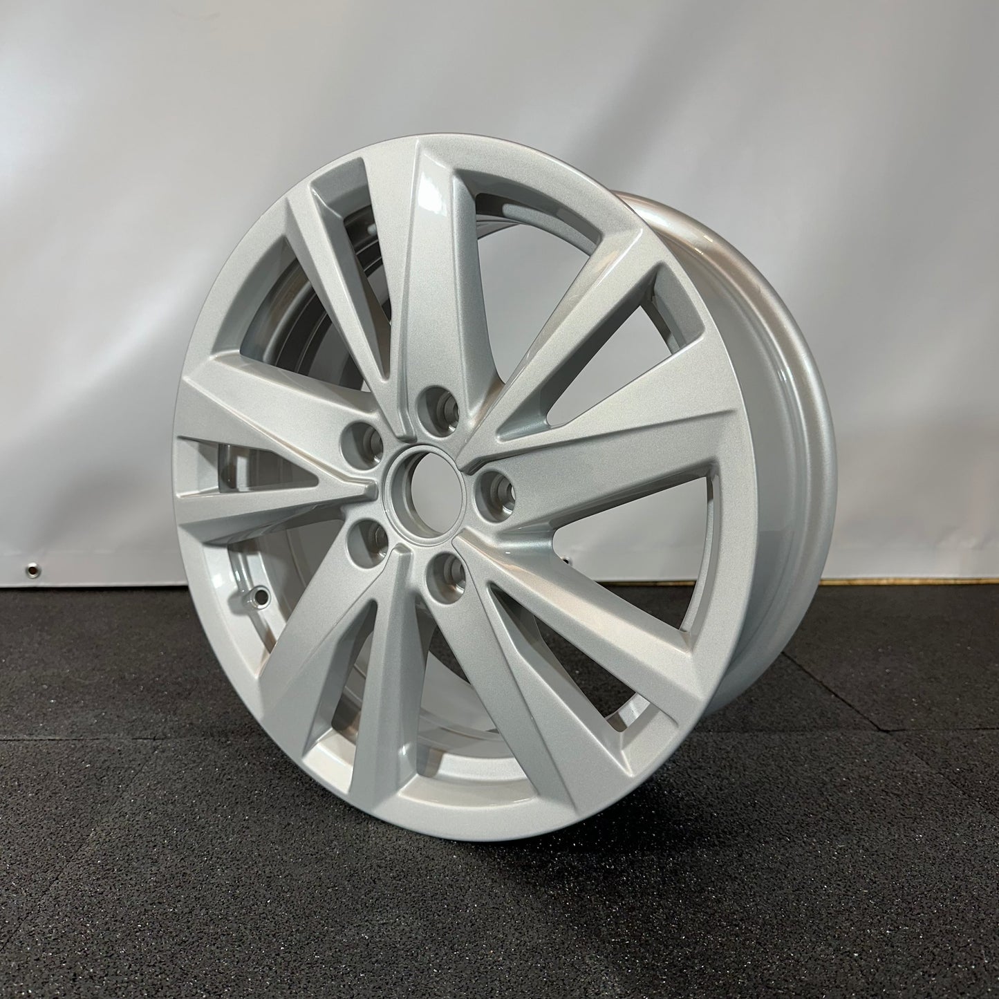 VOLKSWAGEN JANTE ALLIAGE (OEM) 5TA601025Q.