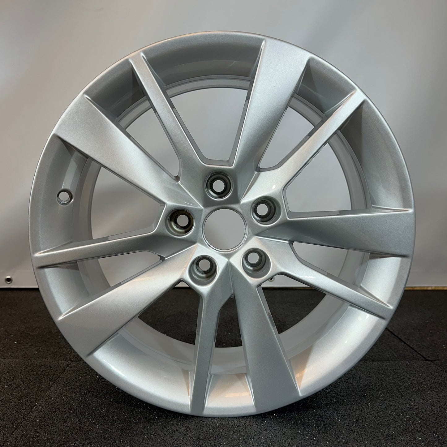 SKODA JANTE ALLIAGE (OEM) 5E0601025BG.