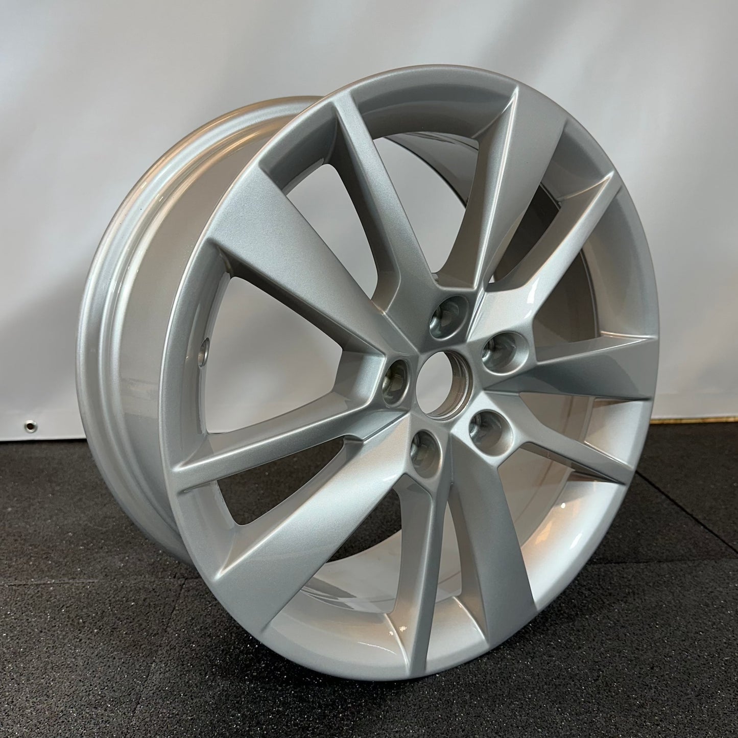 SKODA JANTE ALLIAGE (OEM) 5E0601025BG.