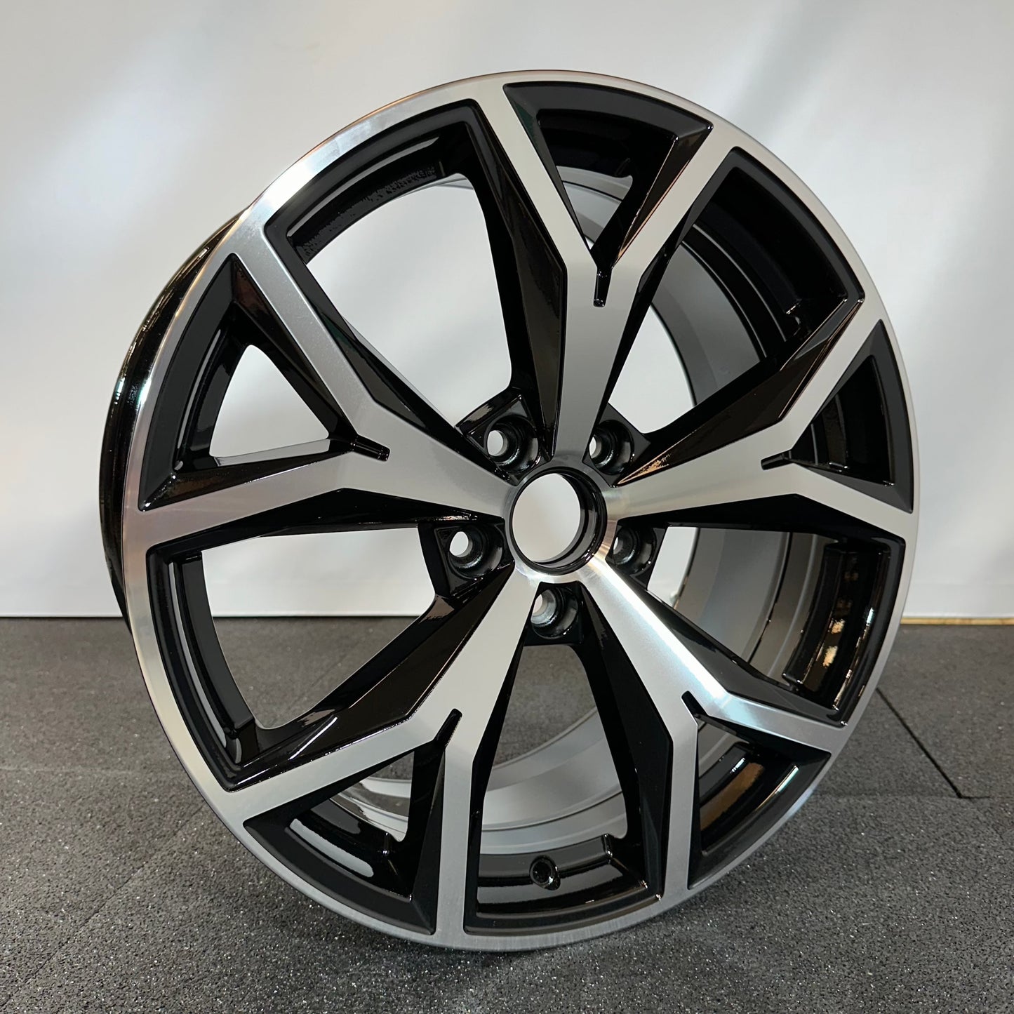 VOLKSWAGEN JANTE ALLIAGE (OEM) 1K8601025AJ.