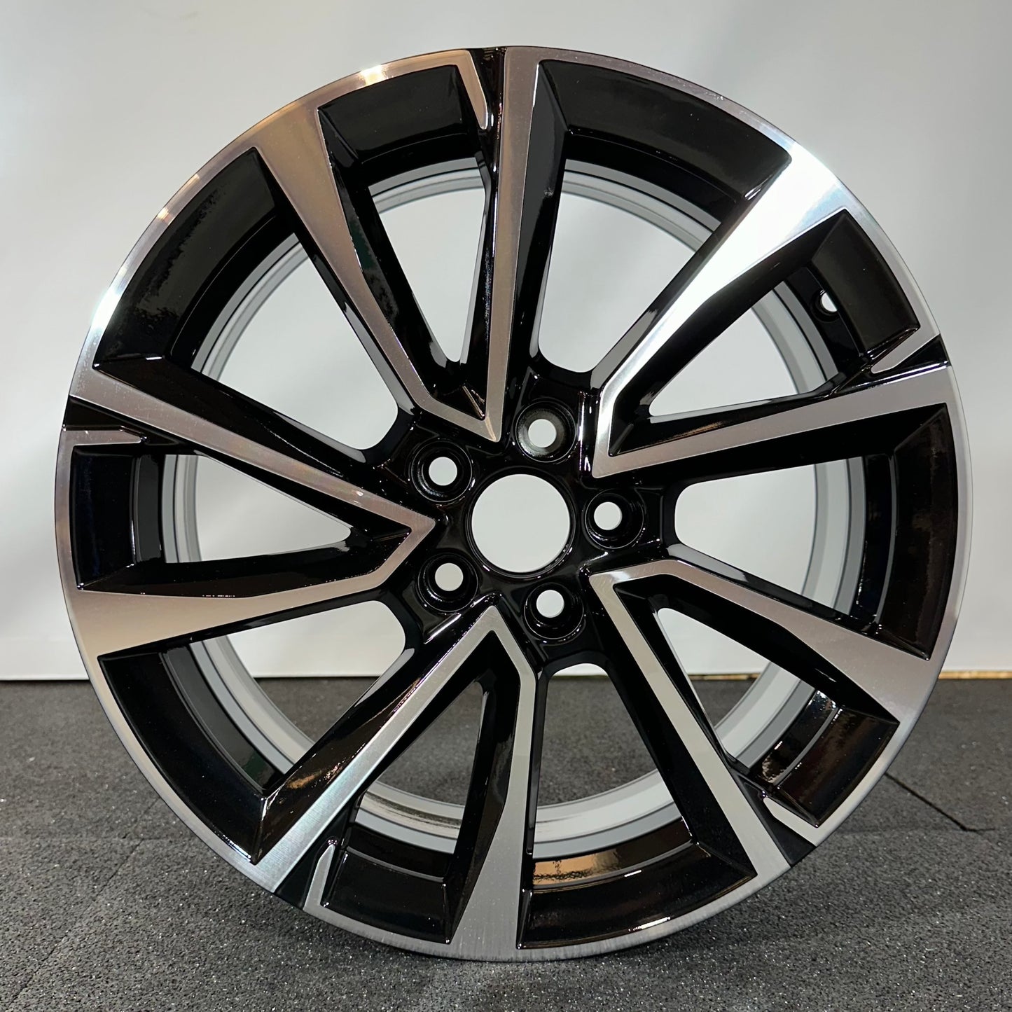 SKODA JANTE ALLIAGE (OEM) 6VA601025.