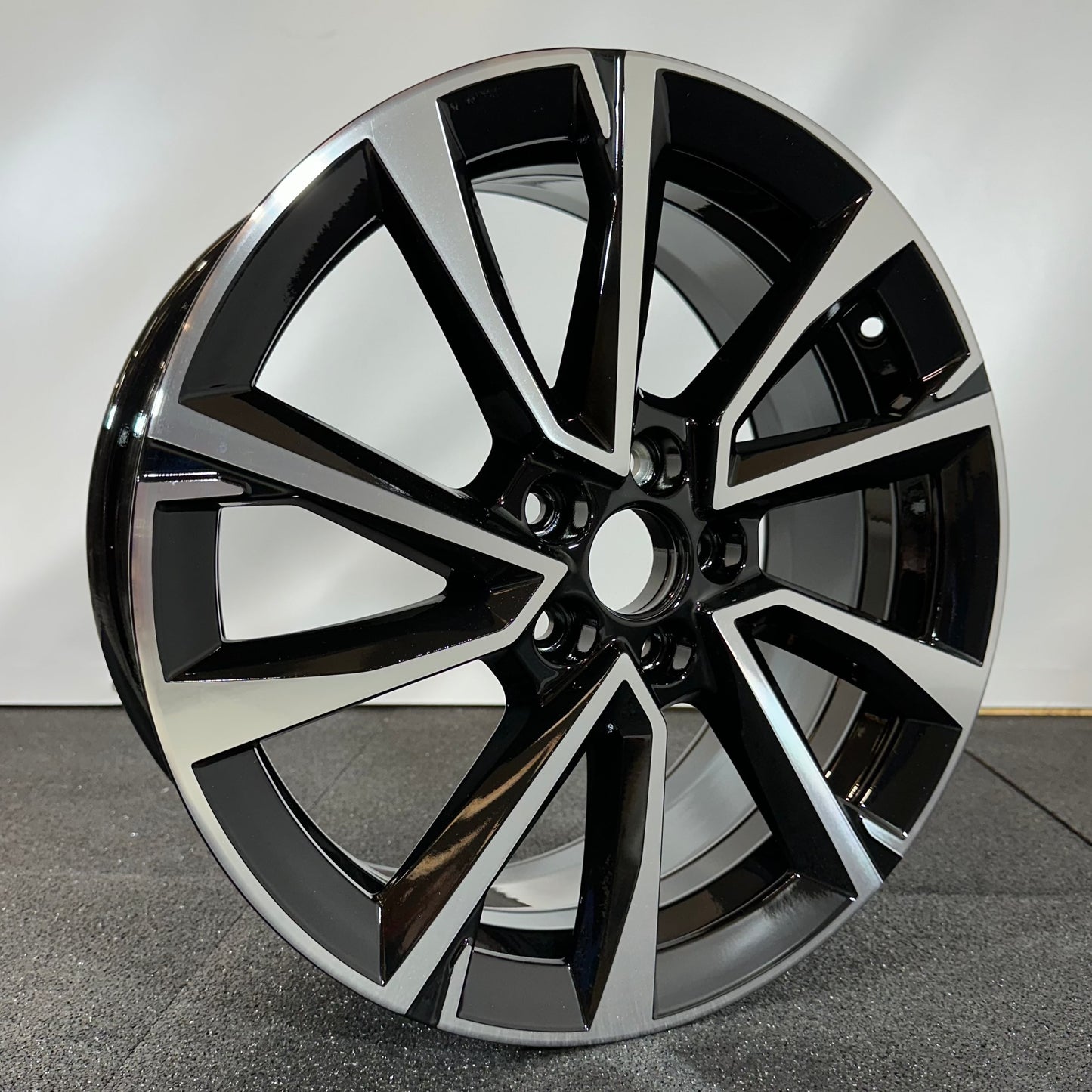 SKODA JANTE ALLIAGE (OEM) 6VA601025.