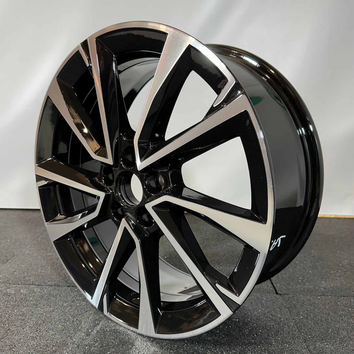 SKODA JANTE ALLIAGE (OEM) 6VA601025.