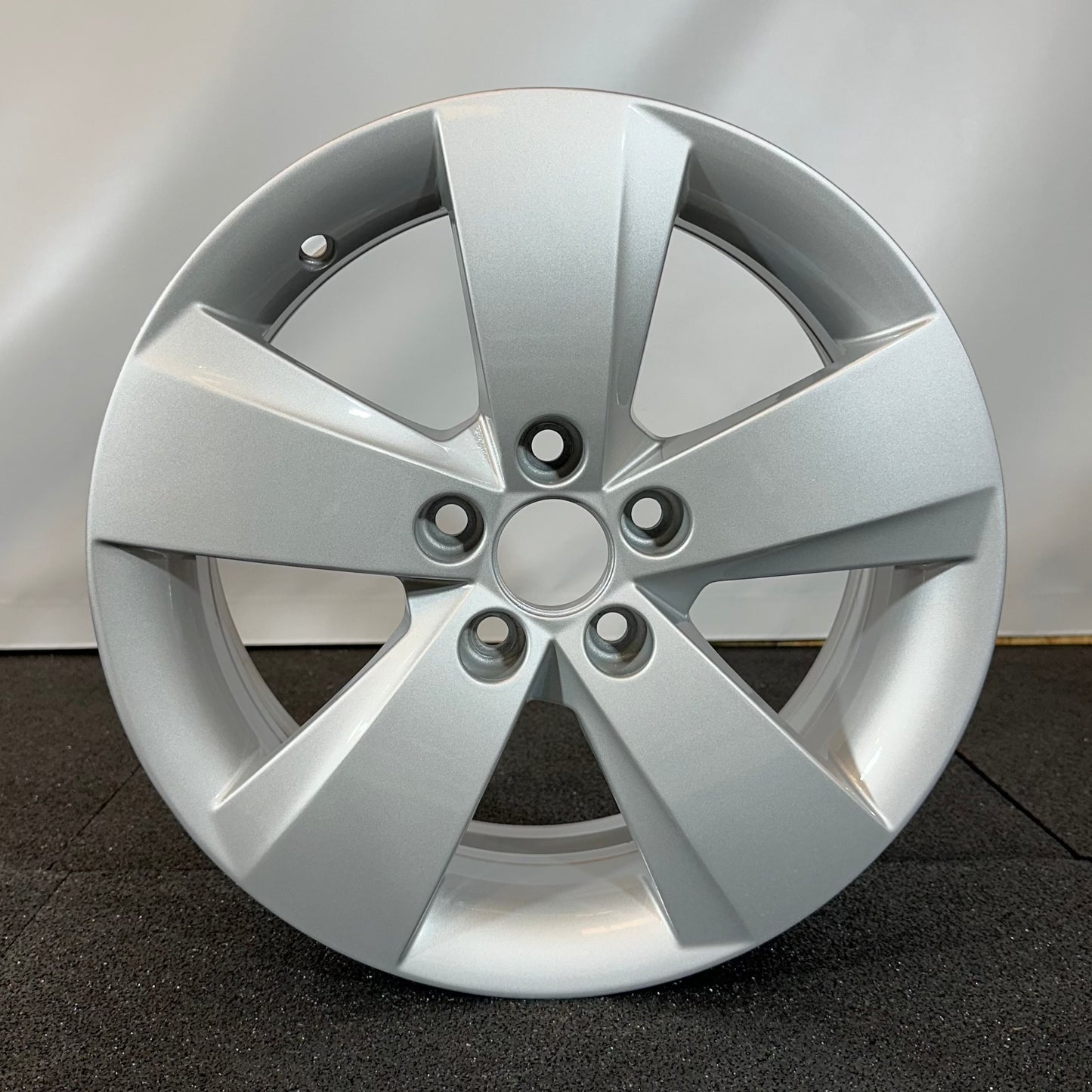 SKODA JANTE ALLIAGE (OEM) 6V0601025A.