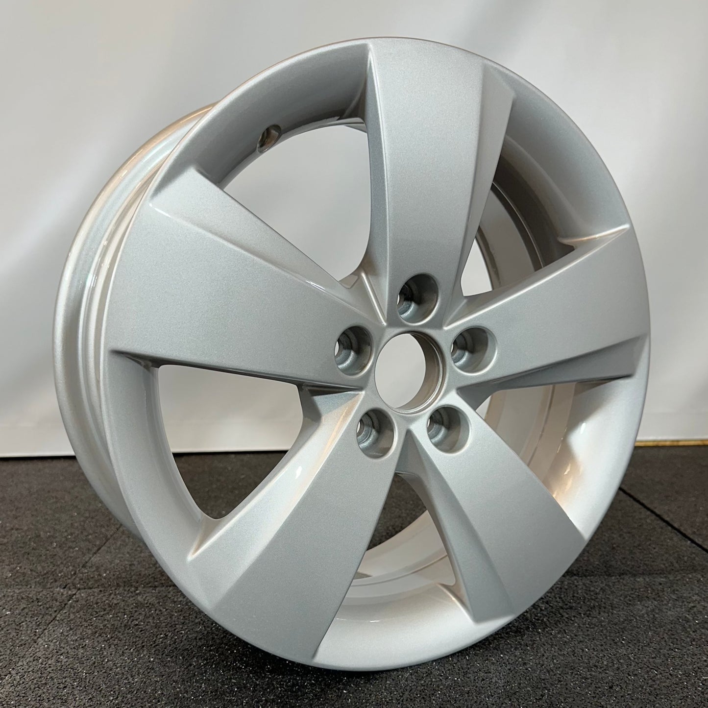 SKODA JANTE ALLIAGE (OEM) 6V0601025A.