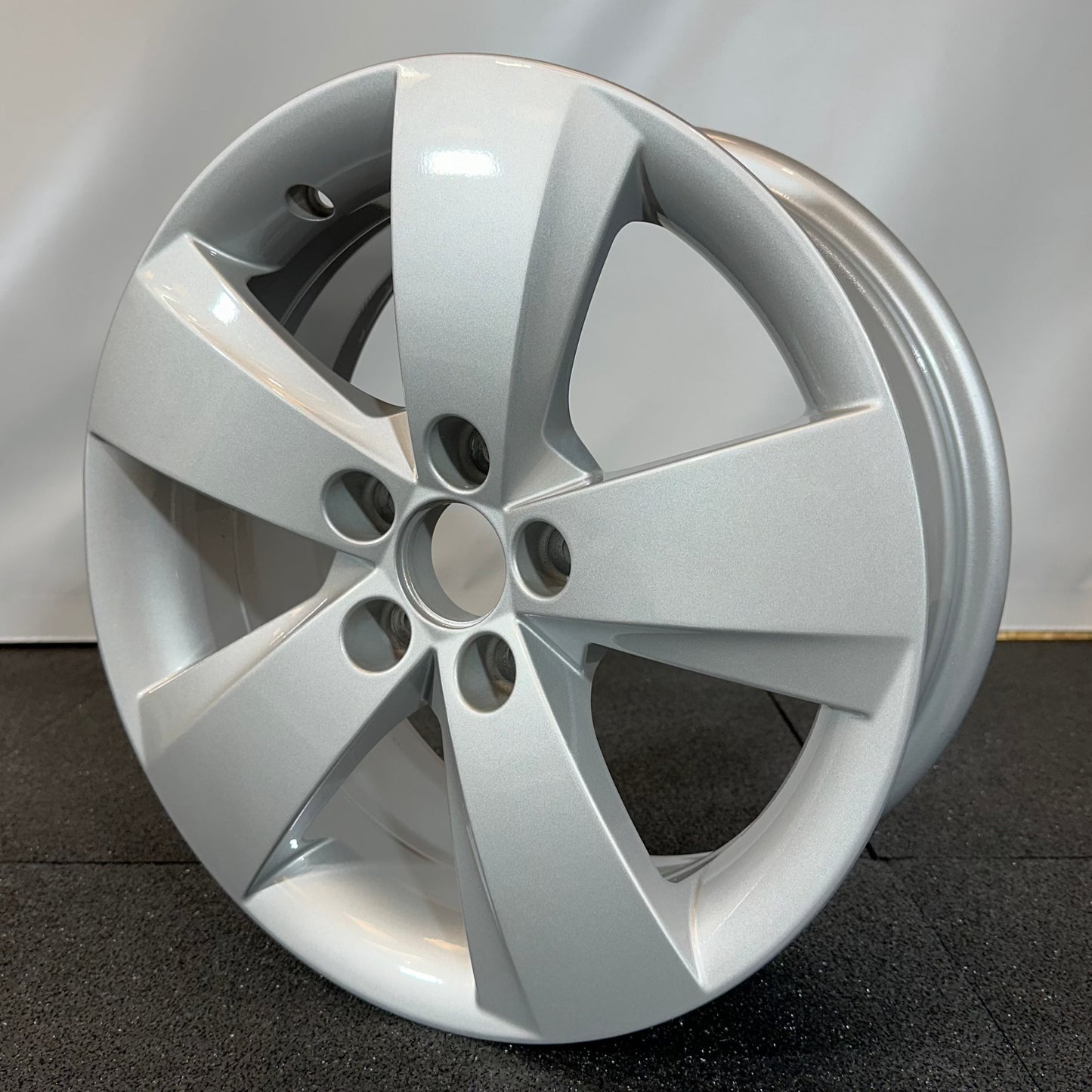 SKODA JANTE ALLIAGE (OEM) 6V0601025A.