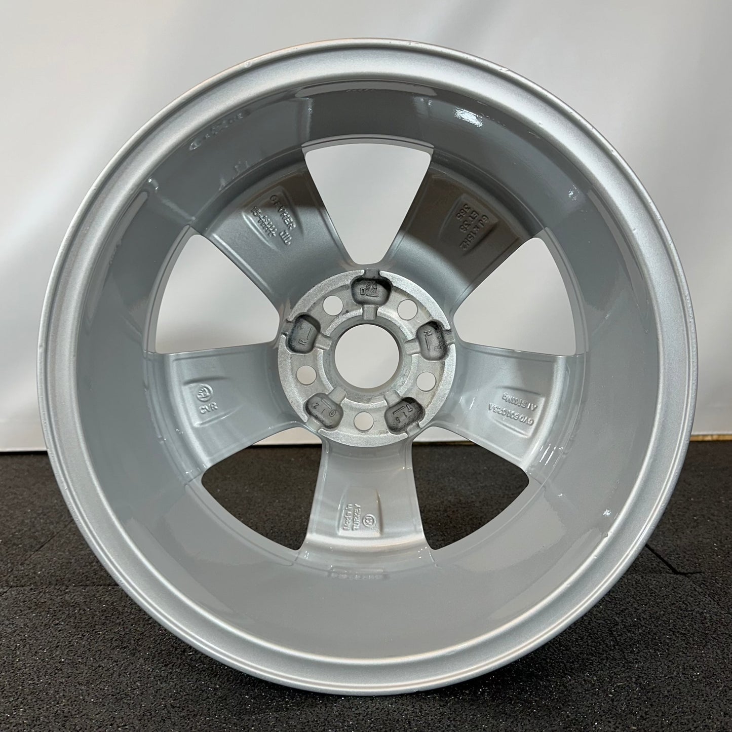 SKODA JANTE ALLIAGE (OEM) 6V0601025A.