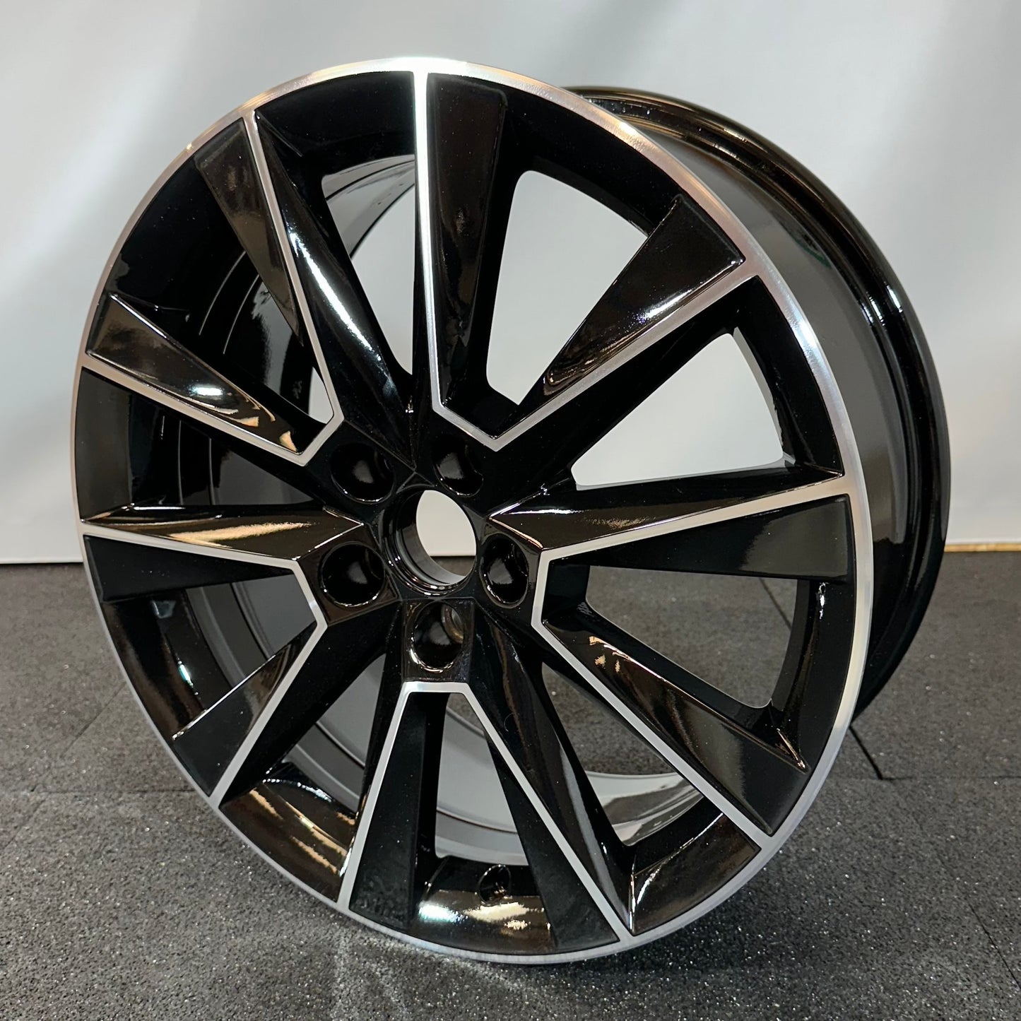 SKODA ALLOY WHEEL (OEM) 5JJ601025D