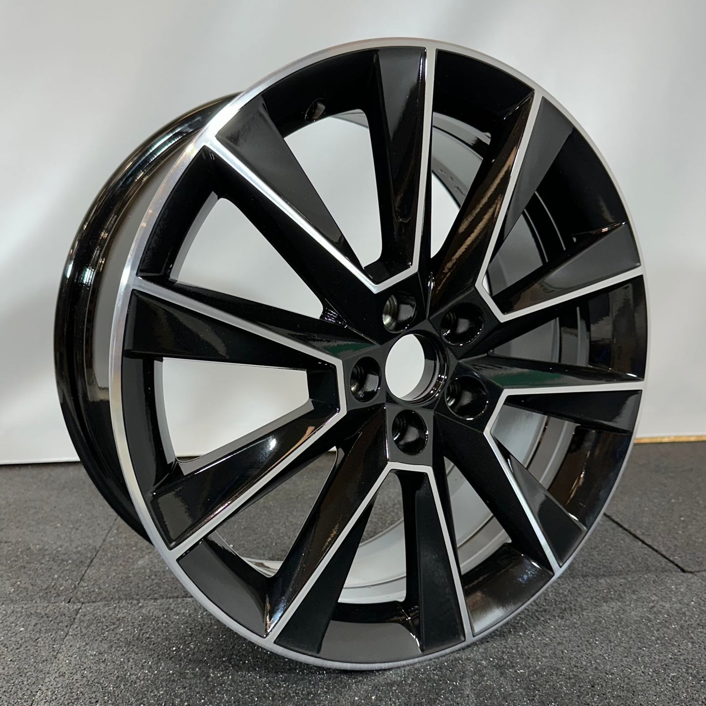 SKODA ALLOY WHEEL (OEM) 5JJ601025D