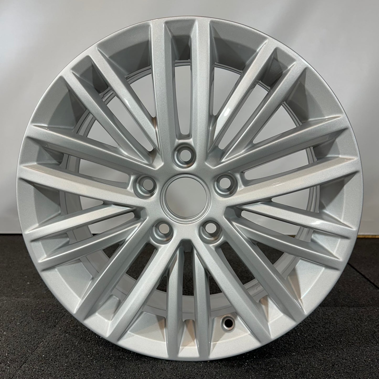 VOLKSWAGEN JANTE ALLIAGE (OEM) 5G0601025AT.