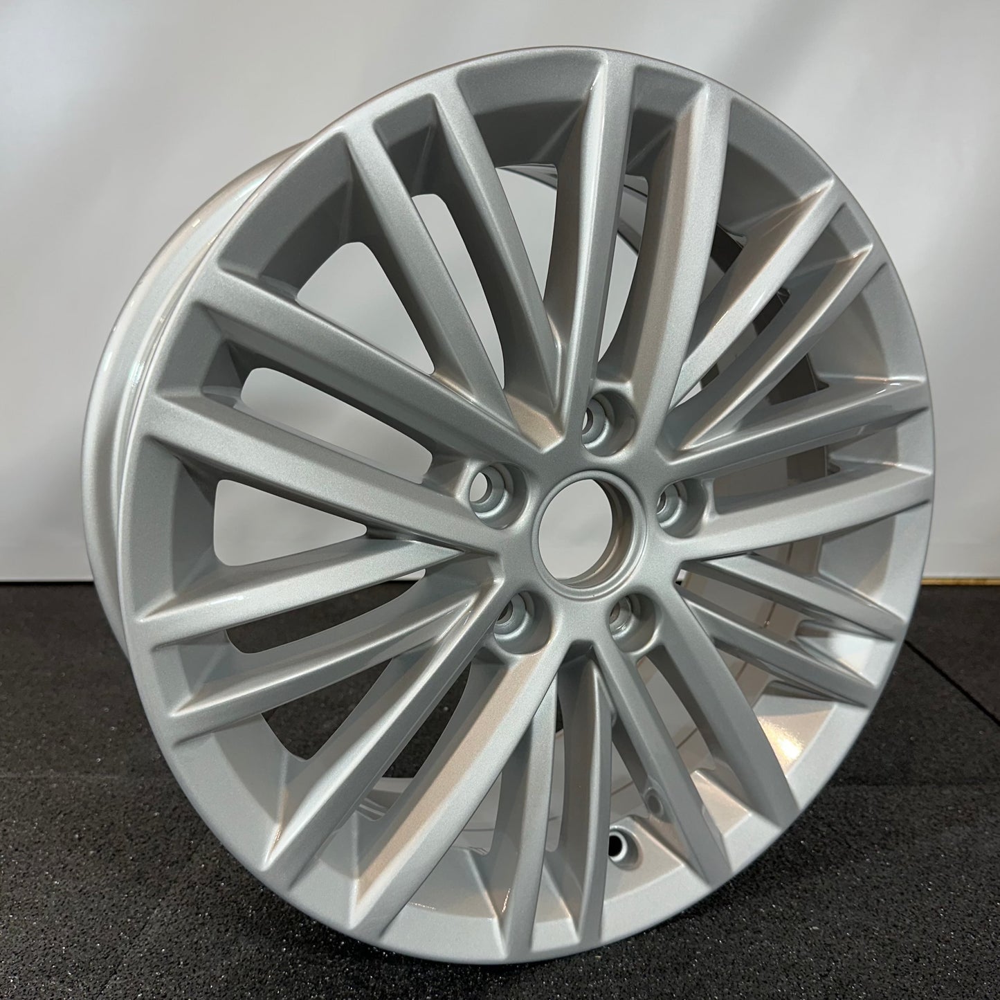 VOLKSWAGEN JANTE ALLIAGE (OEM) 5G0601025AT.