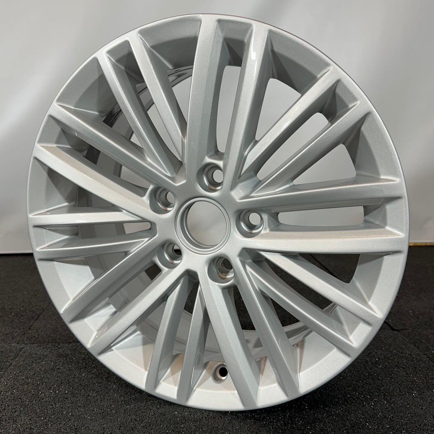 VOLKSWAGEN JANTE ALLIAGE (OEM) 5G0601025AT.