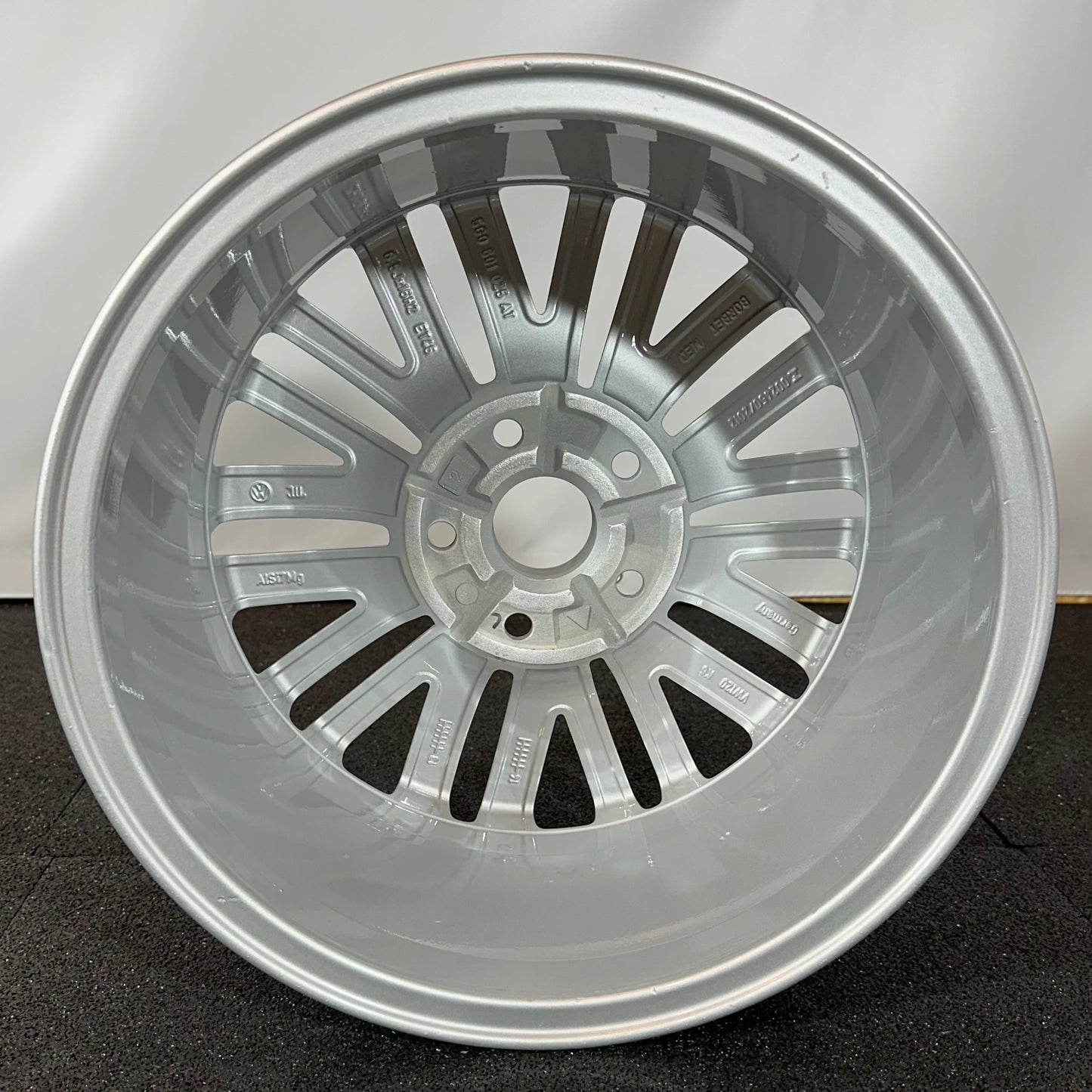 VOLKSWAGEN JANTE ALLIAGE (OEM) 5G0601025AT.