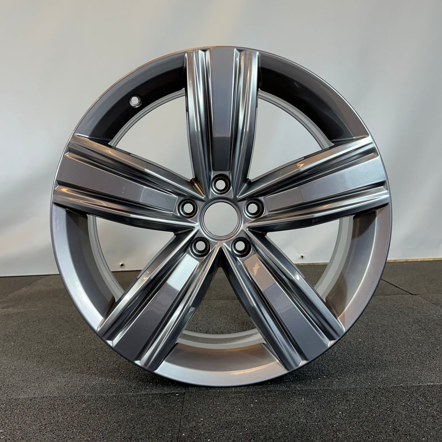 VOLKSWAGEN ALLOY WHEEL (OEM) 5NA601025Q