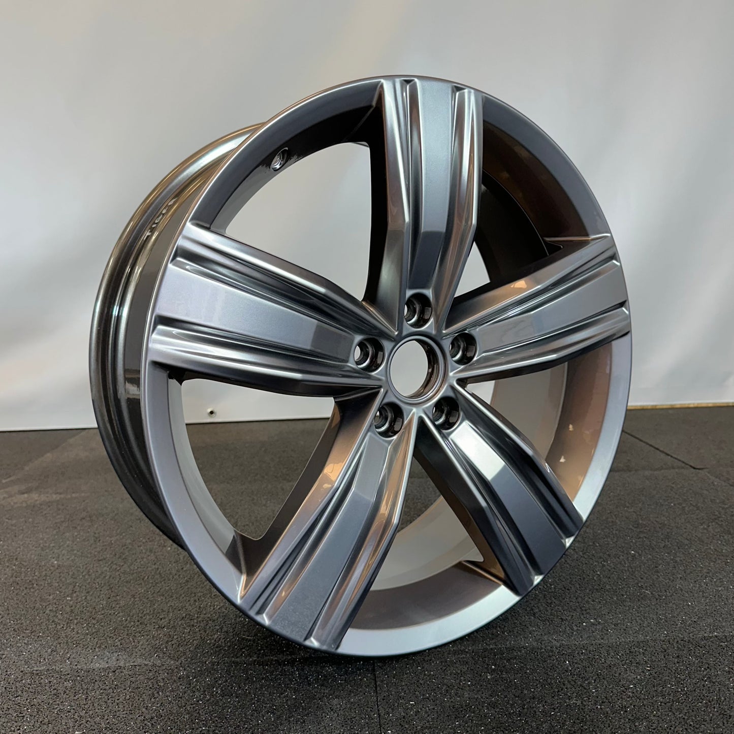VOLKSWAGEN ALLOY WHEEL (OEM) 5NA601025Q