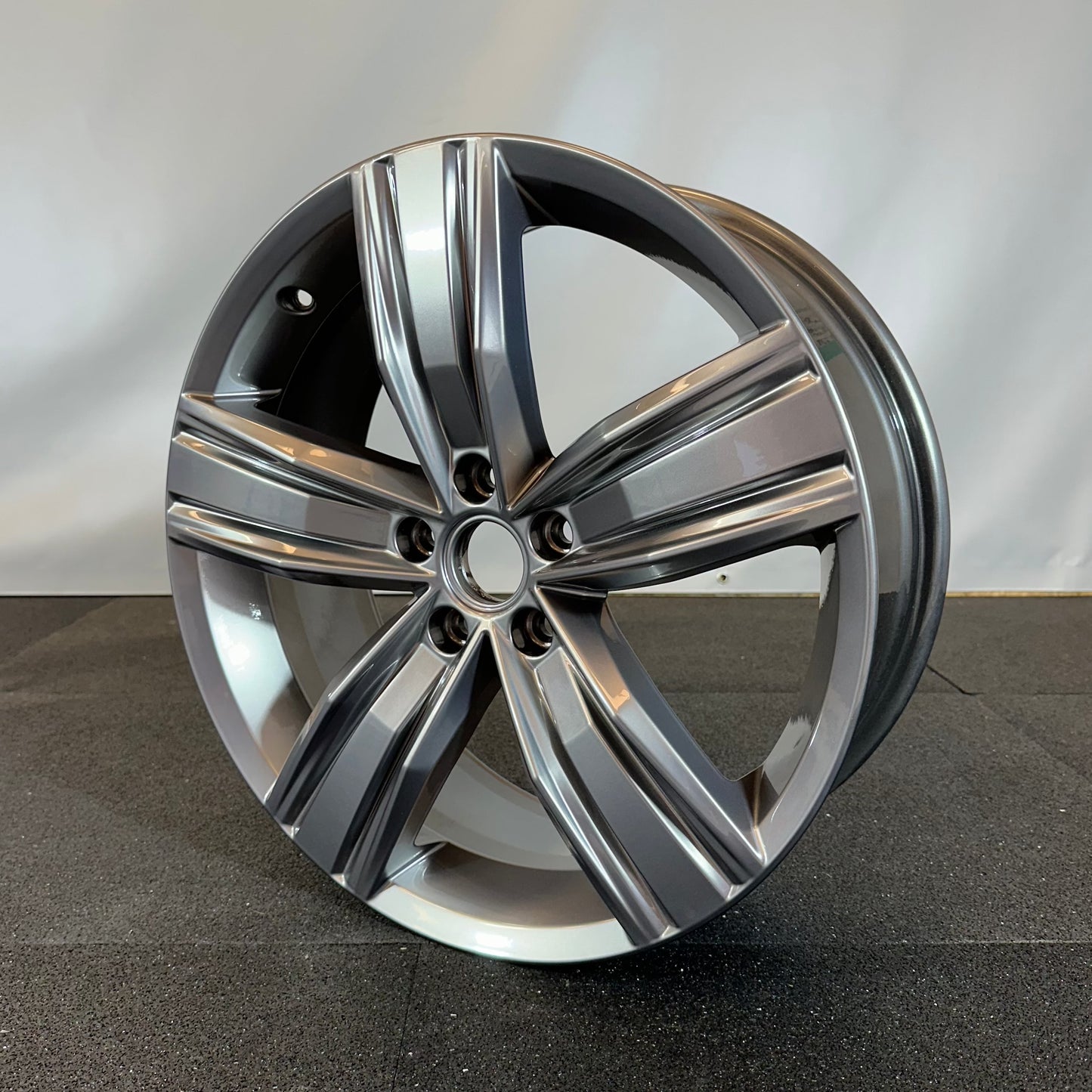 VOLKSWAGEN ALLOY WHEEL (OEM) 5NA601025Q